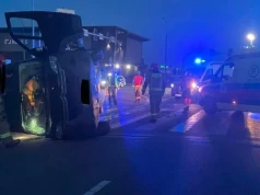 Nocny wypadek na pustym skrzyżowaniu w Łomży. Trzy osoby trafiły do szpitala