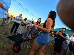 Samochód bez prawa jazdy, „wolczer” na wczasy i różowy Ursus. Dożynki we Wtórku znów robią swoje! (ZDJĘCIA I WIDEO)