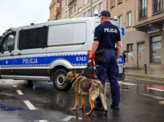 Kobieta z raną głowy znaleziona na klatce schodowej. Trwa obława za strzelcem