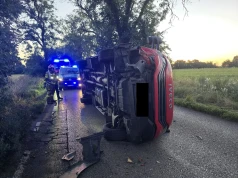 Przewrócony pojazd na drodze