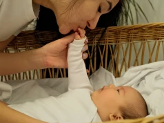 Nigdy nie całuj noworodka w usta. Pielęgniarka ostrzega przed konsekwencjami. "Bardzo niebezpieczne"