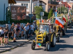 Zjawiskowy korowód w Kroczycach. Mieszkańcy i rolnicy zachwycili pomysłowością
