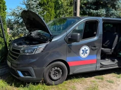 Samochód uderzył w ogrodzenie, jedna osoba poszkodowana