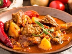 Wsypuję do gulaszu. Nie dość, że jest gęsty i aksamitny bez mąki, to jeszcze ma o wiele głębszy smak