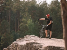 Planujesz aktywne wakacje? Trekking, rower czy pływanie – o tej jednej rzeczy musisz pamiętać