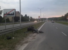 Motocykl uderzył w bariery. Karetka odwiozła ranną