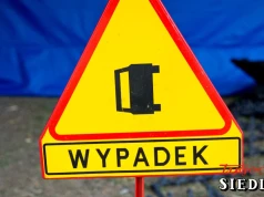 Zderzenie BMW z motocyklem na DK63 w Białkach. Policja szuka kierowcy auta