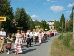 Gminne święto plonów w Kołaczycach. Podtrzymana piękna tradycja. Tłumy na koncercie Łobuzów. Publiczność rozgrzała Chaosfera