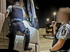 Pobita kobieta i sen za kierownicą z piwem w dłoni – przemoc na parkingu