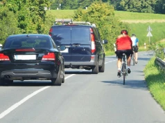 Wyprzedzasz rower na podwójnej ciągłej? Policjant już wypisuje mandat