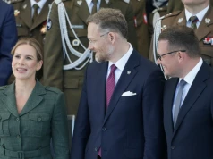 Uwaga skupiła się na Nawrockiej pośród tłumu. Zrobiła to specjalnie?