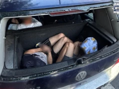 8 osób w aucie bez szyby, dwie w bagażniku. Szokująca interwencja drogówki