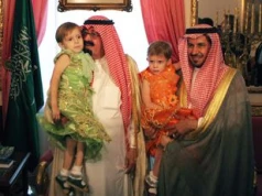 Pomógł im książę Arabii. Jak bliźniaczki syjamskie wyglądają teraz?