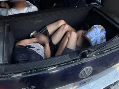 Osiem osób w rozwalonym Volkswagenie. Trafili na patrol drogówki