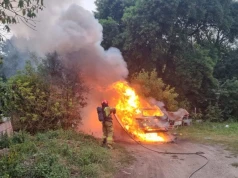 Pożar samochodu na ul. Wojska Polskiego. Na miejscu strażacy