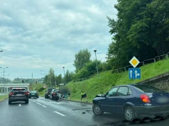Kolizja trzech samochodów na al. Andersa. Kierowca Toyoty ukarany mandatem