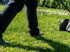 Robisz to podczas koszenia trawnika? Dlatego tak słabo wygląda