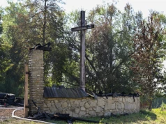 Zabytkowy kościół strawił ogień, został tylko krzyż. Będzie rekonstrukcja?