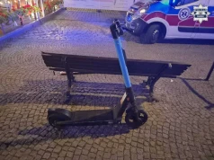 Pijany 26-latek wiózł nastolatkę na hulajnodze i wjechał w ławkę. Ranna 17-latka trafiła do szpitala