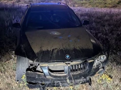 Uciekał BMW przed policją w Kościelcu. 33 latek wypadł z drogi, potem uciekał pieszo