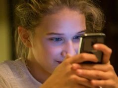 Szkoły bez smartfonów. Kolejny kraj w Europie wprowadza surowy zakaz
