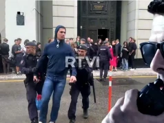 Parę osób kuli się pod murem. Tak obalają system? (WIDEO)