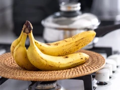 Zawijanie końcówki banana folią spożywczą. Po co to robić i czy naprawdę spowalnia dojrzewanie?