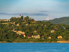 Tłumy turystów nad popularnym jeziorem. Mieszkańcy chcą zmian