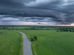 Burze, ulewy i silny wiatr nad Polską. IMGW wydał alerty