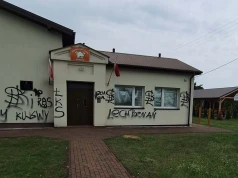 ‘Kibice’ w akcji. Zdewastowano budynek OSP Klementów