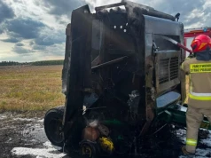 Rolnik w ostatniej chwili uratował ciągnik, belarka spłonęła na wiór