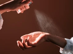9 trików osób, które zawsze pięknie pachną. Nie chodzi tylko o wybór perfum