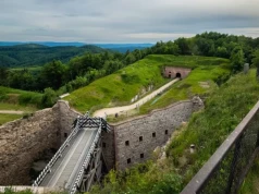 Wykuta w skale, ukryta w chmurach. To najlepiej zachowana forteca w Polsce, a leży godzinę od Wrocławia
