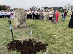Uczestnik radomskiego czerwca ks. Roman Kotlarz ma swój Dąb Pamięci