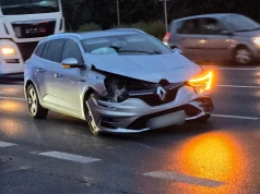 Zderzenie Renaulta z Lexusem. Kierowca jednego z aut wjechał na czerwonym