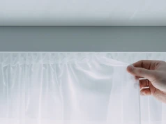 Dodaję pół szklanki do pralki. Firanki są bielutkie jak śnieg