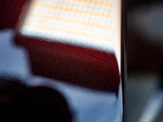 Dodge Charger dostał nowy kolor. Red Oxide zmienia odcień w zależności od światła