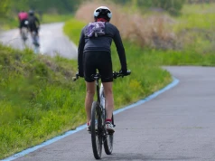 Dłoń w górze, ruch za plecami. Co rowerzysta chce ci powiedzieć?
