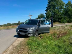 Jechał całą szerokością drogi, zareagowali świadkowie. Obywatelskie zatrzymanie pijanego kierowcy