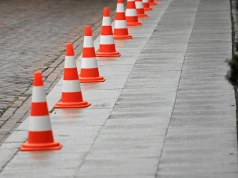 Widzisz przewrócony pachołek przy drodze? Lepiej go nie podnoś