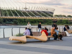 Stanęły nad Wisłą i zachęcają do zabawy. Te ławki wyglądają jak rzeźby
