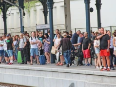 "Śniadanie jadam na kolację". Coraz więcej Polaków żyje jak u Barei