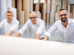 Zaczynali od starej owczarni bez posadzki i biura umieszczonego w kabinie po kombajnie. Dziś firma produkująca na wsi rzuca wyzwanie wielkim koncernom