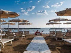 Na plaży pojawia się urna z krematorium. Dwa możliwe wyjaśnienia