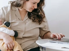 Matki pytają AI o karmienie piersią. Pediatrzy ostrzegają przed błędnymi poradami
