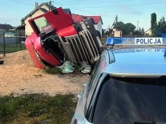 Koszmarny wypadek TIRa. Ranna pasażerka trafiła do szpitala w Ciechanowie