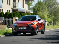 Toyota C-HR z rabatem ponad 15 000 zł. Hybrydowe wersje od 145 600 zł