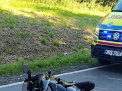 Motocyklistka w szpitalu po uderzeniu w ogrodzenie