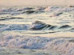 Uwaga nad Bałtykiem! Czerwona flaga na wielu plażach