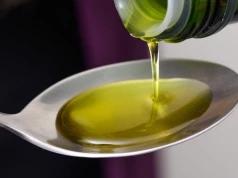 Wypij łyżkę na czczo. To "płynne złoto" wymiata cholesterol z żył jak miotła